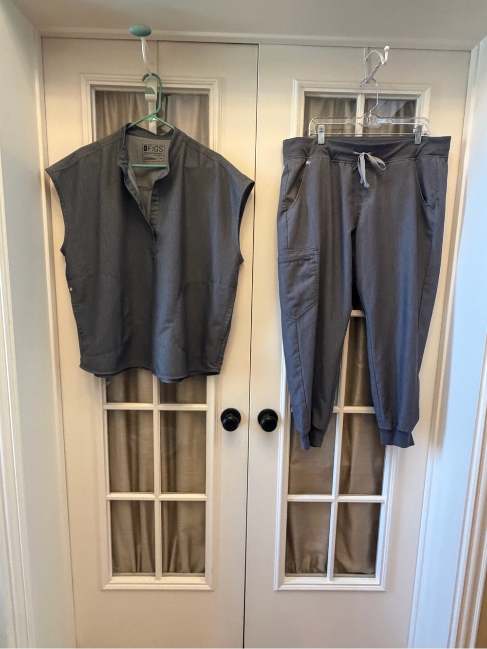 XL Graphite Gray Women’s Figs Scrub Set Rafaela Top w/ PETITE Zamora Joggers EUC